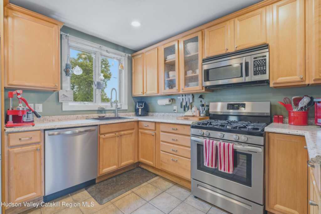 28 Railroad Avenue, Saugerties, NY 12477 - Photo 6 of 40