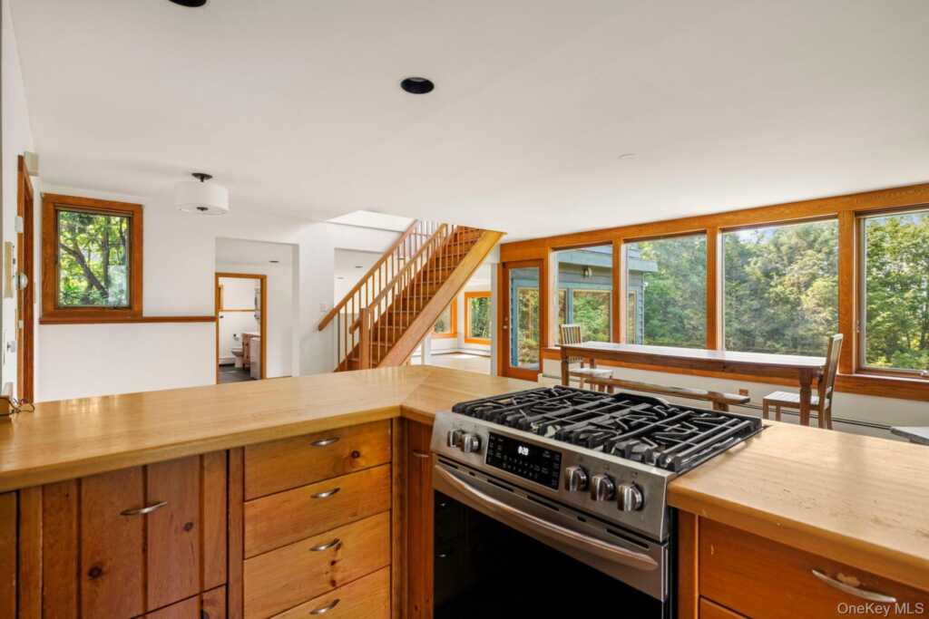 376 Abbey Road, Woodstock, NY 12457 - Photo 8 of 35