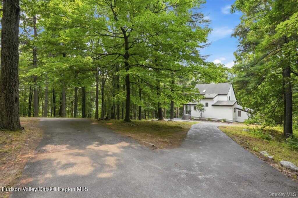 11 Spies Road, New Paltz, NY 12561