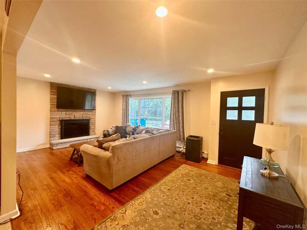 19 Closs Drive, Rhinebeck, NY 12572 - Photo 4 of 40