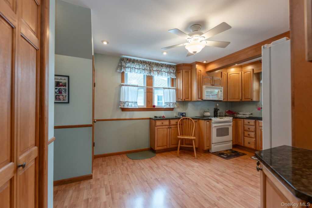 284 Clifton Avenue, Kingston, NY 12401 - Photo 11 of 38