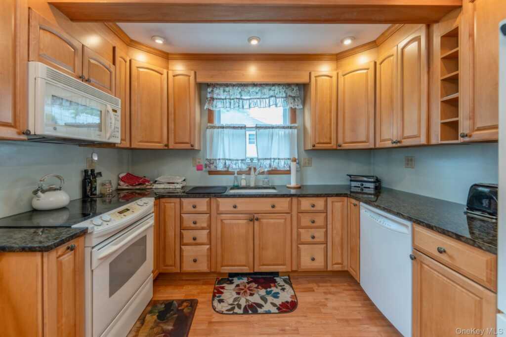 284 Clifton Avenue, Kingston, NY 12401 - Photo 13 of 38