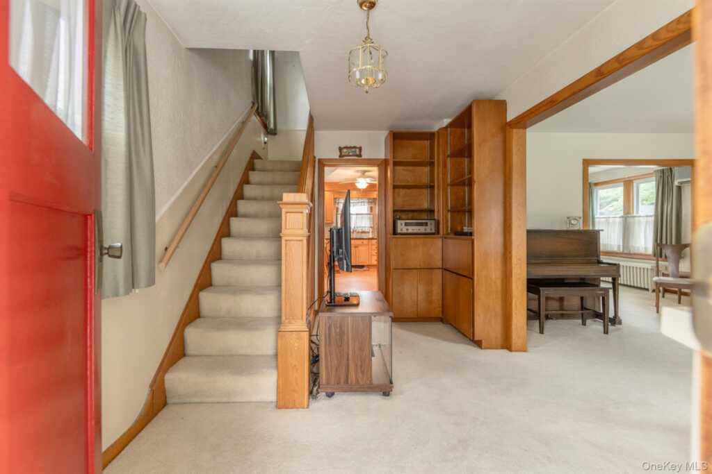 284 Clifton Avenue, Kingston, NY 12401 - Photo 3 of 38