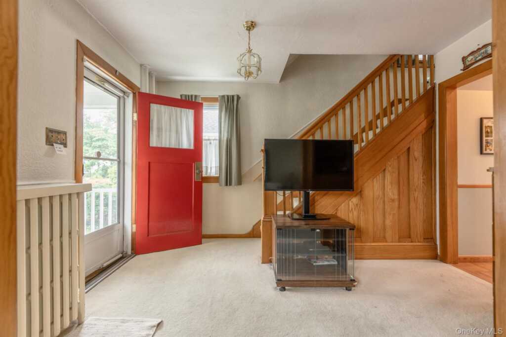 284 Clifton Avenue, Kingston, NY 12401 - Photo 4 of 38