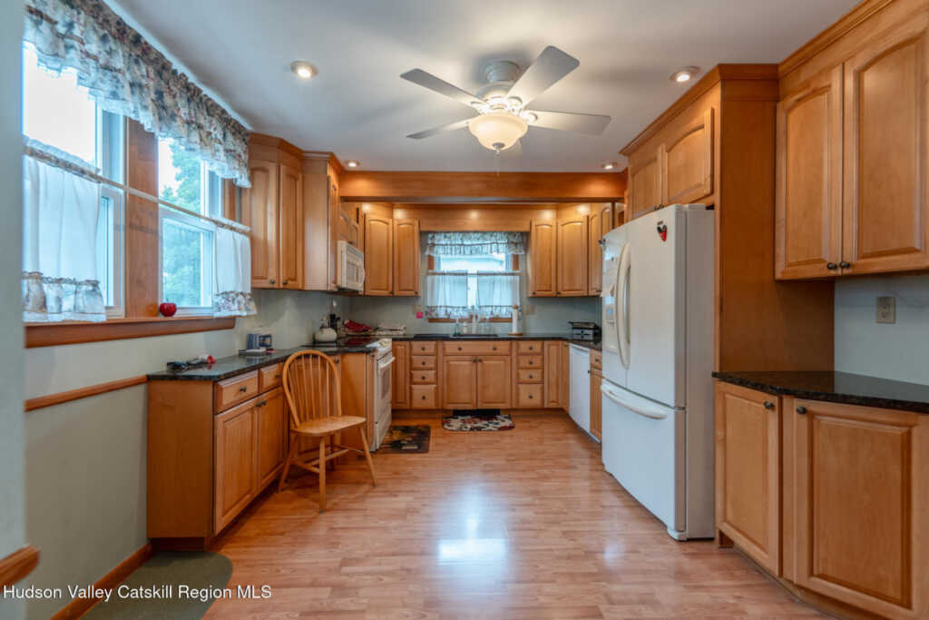284 Clifton Avenue, Kingston, NY 12401 - Photo 11 of 38