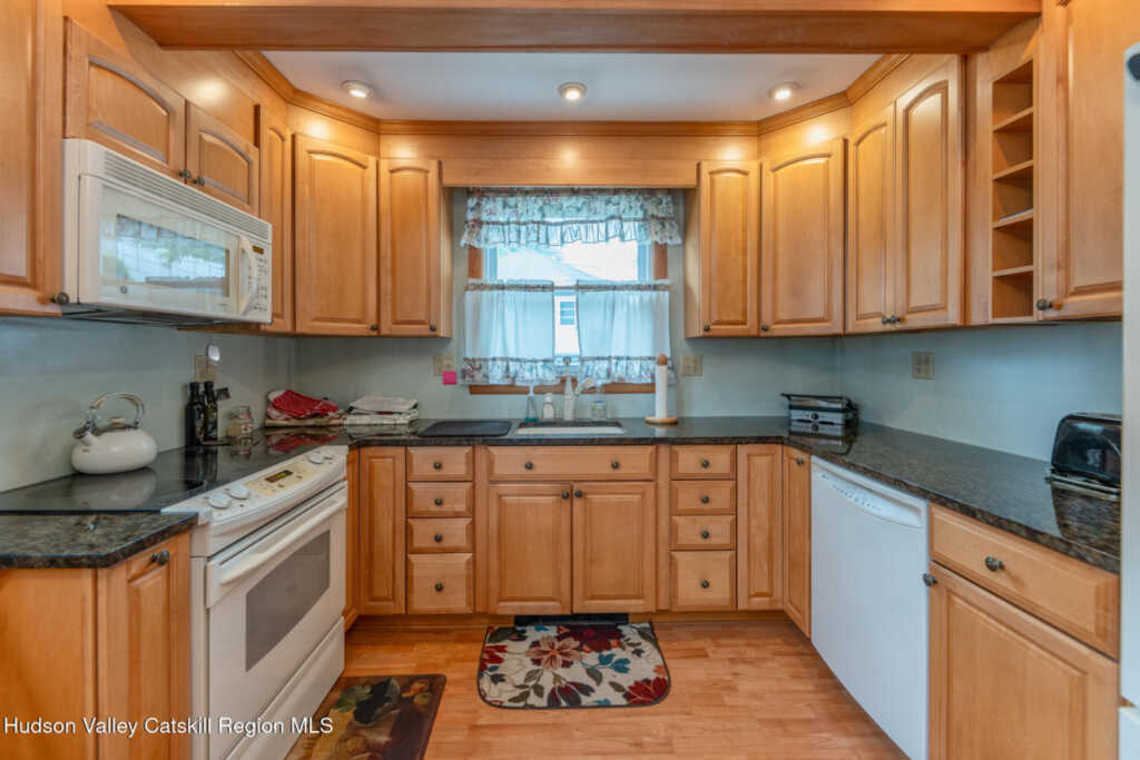 284 Clifton Avenue, Kingston, NY 12401 - Photo 12 of 38