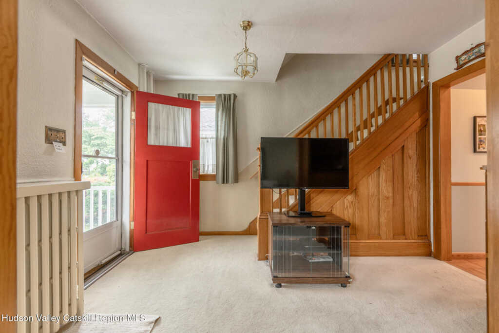 284 Clifton Avenue, Kingston, NY 12401 - Photo 4 of 38