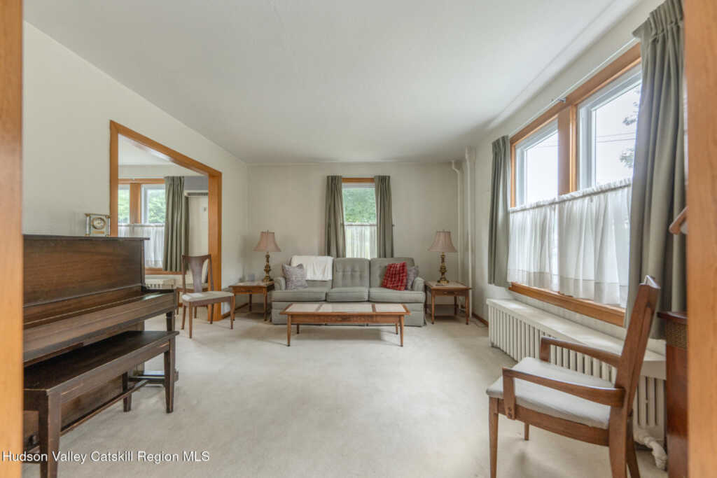 284 Clifton Avenue, Kingston, NY 12401 - Photo 5 of 38