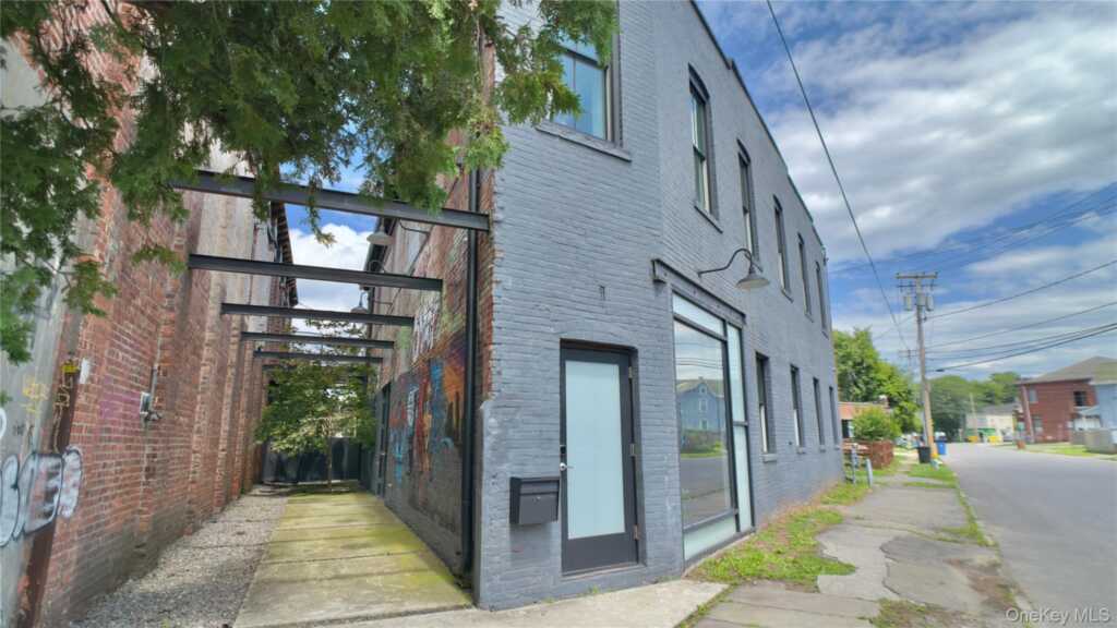 76 Prince Street, Kingston, NY 12401 - Photo 2 of 33