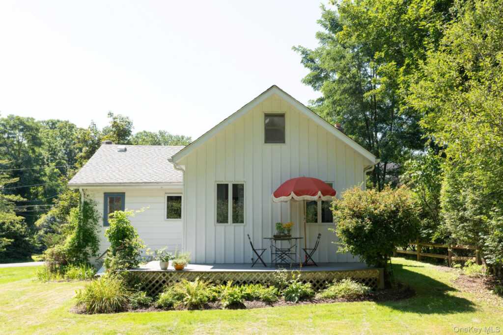 30 Locust Grove Road, Rhinebeck, NY 12572 - Photo 2 of 16
