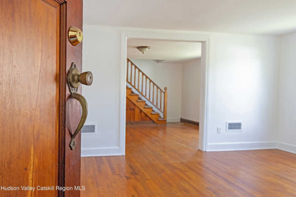 8 Myer Lane, Unit #Unit B, Saugerties, NY 12477 - Photo 2 of 21