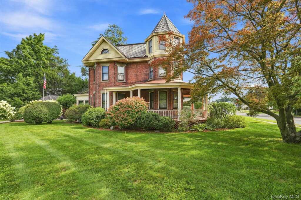 349 Albany Avenue, Kingston, NY 12401 - Photo 2 of 40