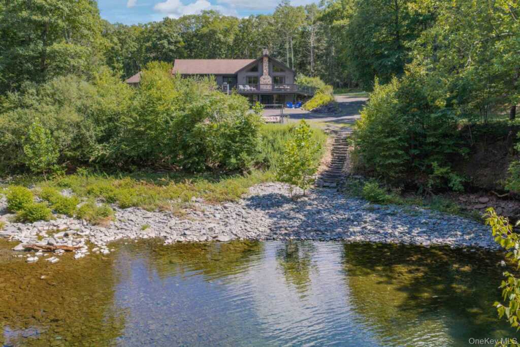 61 Woodland Falls Road, Saugerties, NY 12477