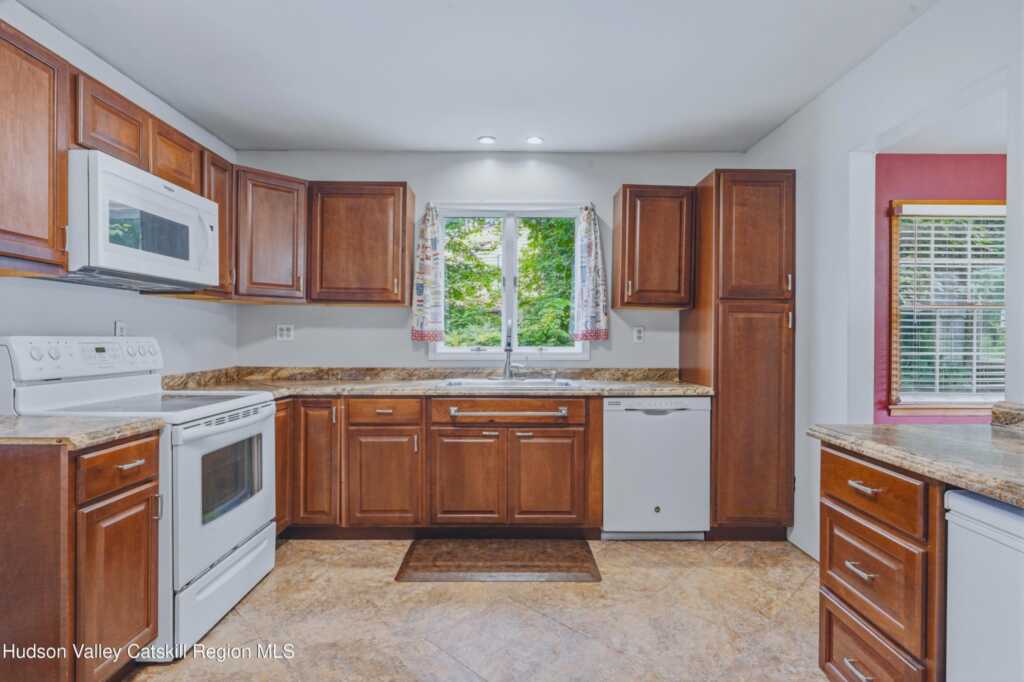 335 Lucas Avenue, Kingston, NY 12401 - Photo 10 of 25
