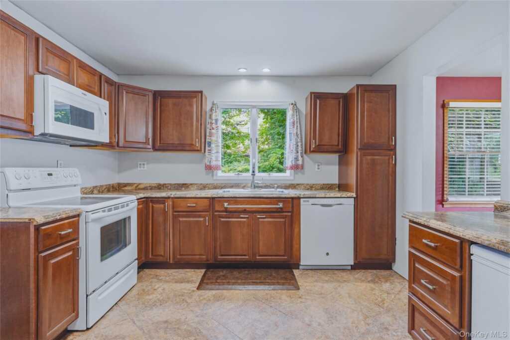 335 Lucas Avenue, Kingston, NY 12401 - Photo 11 of 26