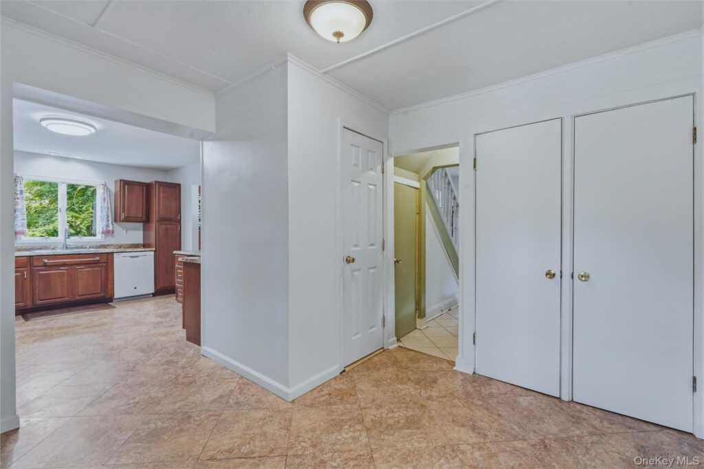 335 Lucas Avenue, Kingston, NY 12401 - Photo 8 of 26