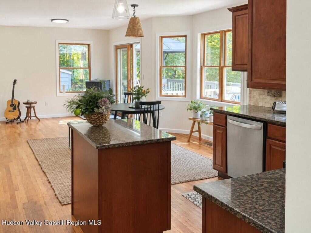 25 Gardiner Park, New Paltz, NY 12561 - Photo 7 of 47
