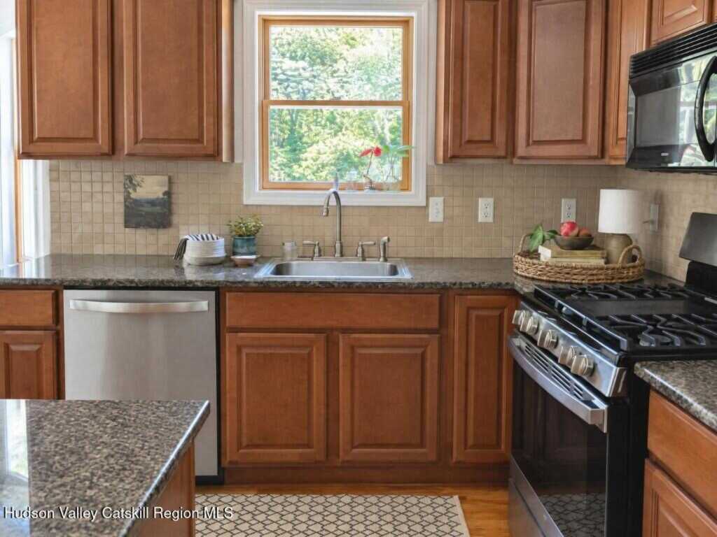 25 Gardiner Park, New Paltz, NY 12561 - Photo 8 of 47