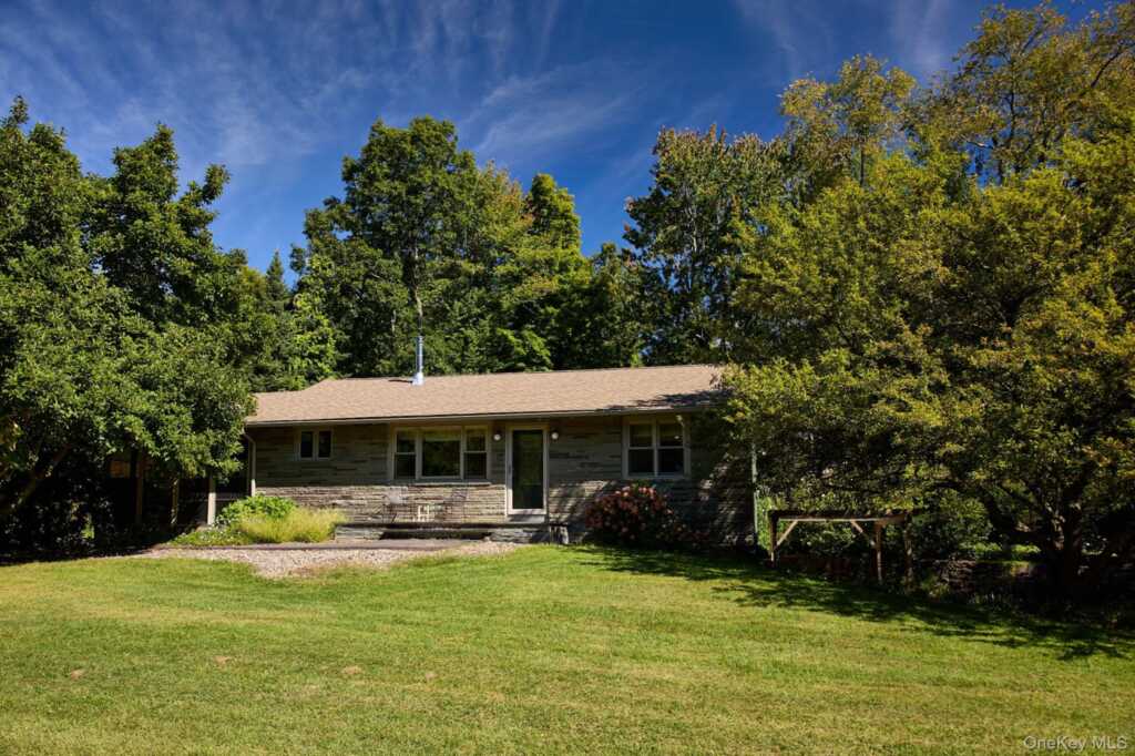 17 Amato Lane, New Paltz, NY 12528