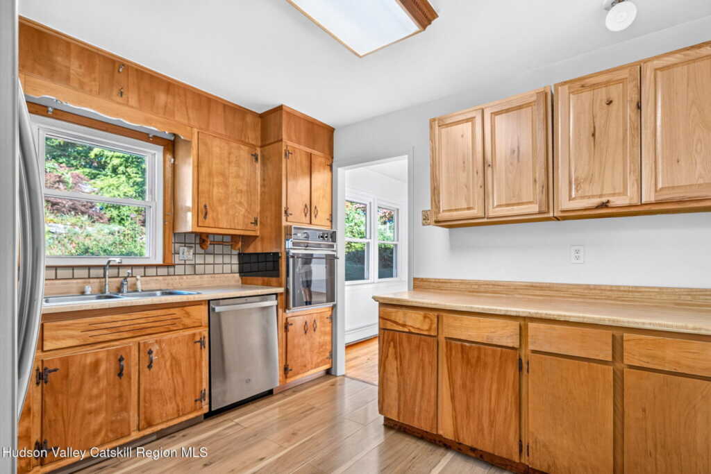 137 Sunrise Avenue, Kingston, NY 12401 - Photo 10 of 28