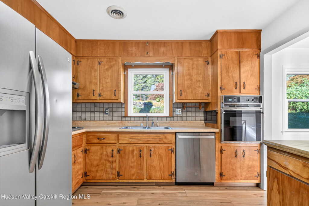137 Sunrise Avenue, Kingston, NY 12401 - Photo 8 of 28