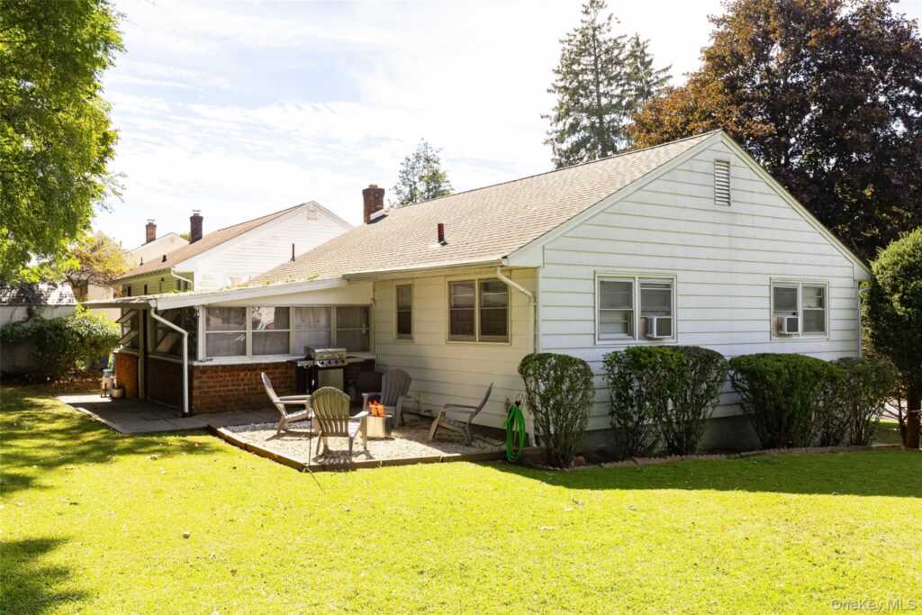 352 Clifton Avenue, Kingston, NY 12401 - Photo 4 of 22