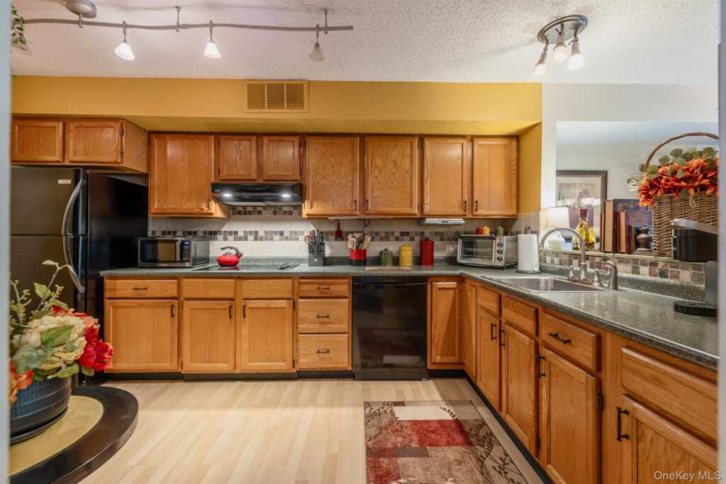 1 Cottonwood Circle, Saugerties, NY 12477 - Photo 13 of 50