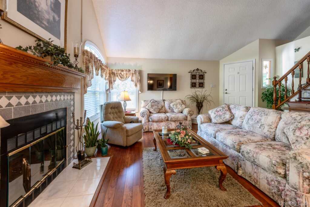 1 Cottonwood Circle, Saugerties, NY 12477 - Photo 8 of 50