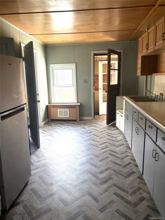 37 Clinton Avenue, Kingston, NY 12401 - Photo 10 of 12