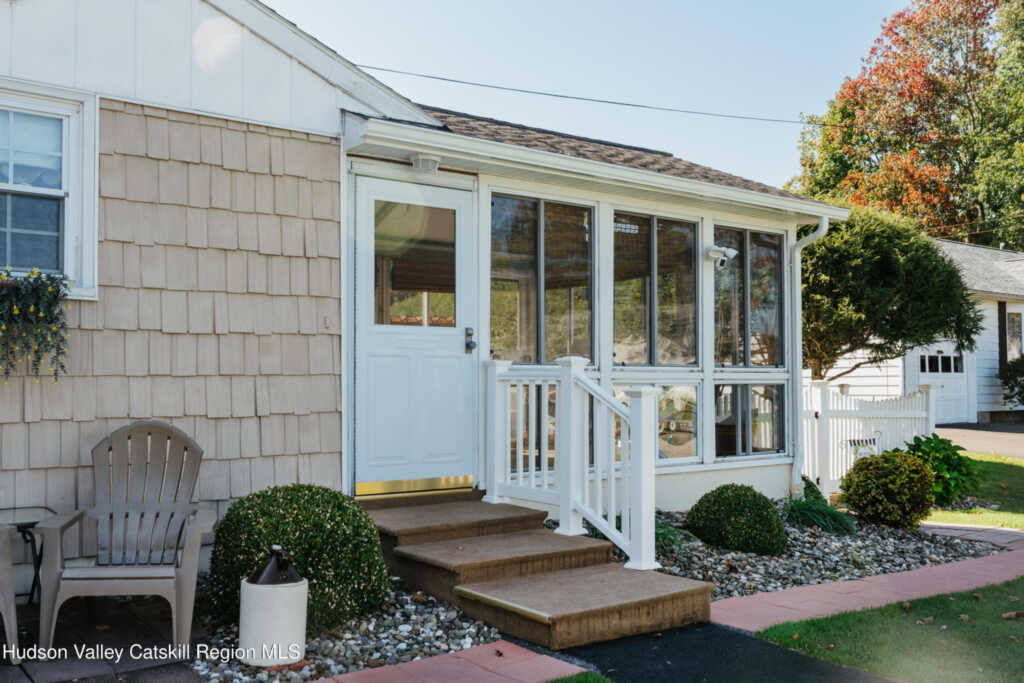 129 Southfield Street, Kingston, NY 12401 - Photo 4 of 37