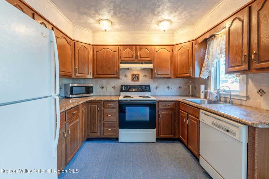 20 Meadowbrook Drive, Kingston, NY 12401 - Photo 11 of 34