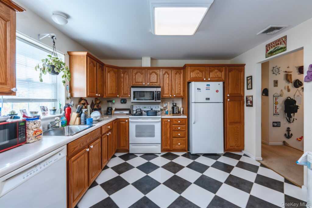 42 Colonial Drive, Rosendale, NY 12486 - Photo 13 of 47